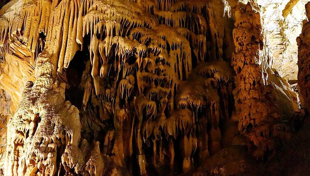 1024px-Vranjača_Cave_-_Špilja_Vranjača_-_limestone_cave_deposit_-_2016_-_DSC06121.jpg Photo of a limestone cave deposit that looks like melted waz